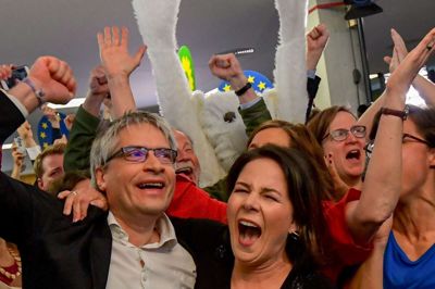 Tobias Schwarz/Ritzau Scanpix. Annalena Baerbock (i midten), en af de to formænd for det grønne parti Bündnis 90/Die Grünen, fejrede søndag aften partiets resultat fra EP-valget.