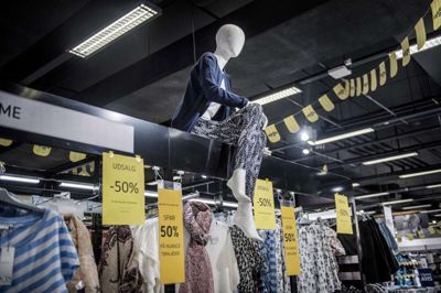 Thomas Lekfeldt/Ritzau Scanpix. Salget af tøj dykkede med 5,1 procent i april sammenlignet med marts. (Arkivfoto)