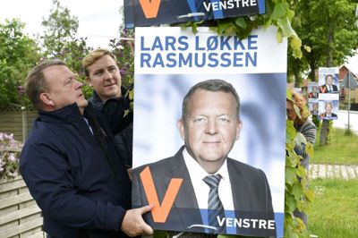Thomas Sjørup/Ritzau Scanpix. Statsminister Lars Løkke Rasmussen og Bergur Løkke Rasmussen udskifter mandag Venstres EP-valgplakater med FV-plakater i Køge.