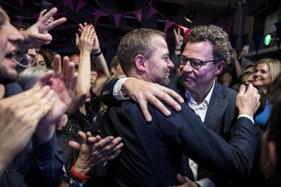 Nikolai Linares/Ritzau Scanpix. Morten Helveg Peteresen og Morten Østergaard ser valgrasultatet til valgfesten hos Radikale på Vesterbro i København under søndagens Europa-Parlamentsvalg.