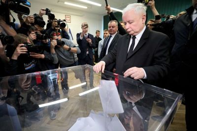 Agencja Gazeta/Reuters. Jaroslaw Kaczynski, lederen af regeringspartiet Lov- og Retfærdighedspartiet, afgiver her sin stemme ved søndagens europaparlamentsvalg i Polen. Det blev til en stor sejr til hans parti.