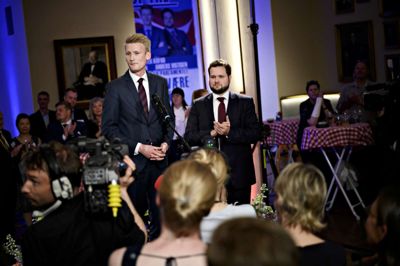 Philip Davali/Ritzau Scanpix. Peter Kofod (til venstre) bliver Dansk Folkepartis eneste politiker i Bruxelles, efter at partiet kun fik et mandat ved søndagens EP-valg mod fire mandater i 2014. (arkivfoto)