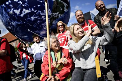 Philip Davali/Ritzau Scanpix. Kira Marie Peter-Hansen skal gøre Margrete Auken selskab i Europa-Parlamentet, hvor de begge stiller op for SF. Partiet gik ved søndagens EU-valg frem fra ét til to mandater. På billedet ses de to til klimamarch i København.