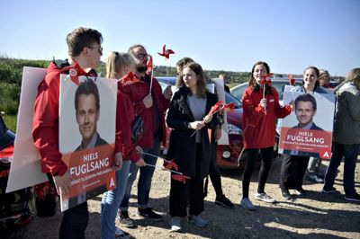 Anita Graversen/Ritzau Scanpix. Socialdemokratisk Ungdom venter på Mette Frederiksen og med valgplakater af Niels Fuglsang, der blev valgt til Europaparlamentet.