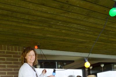 Helene Nielsen og Lene Fihl er ved at forberede Den store Havefest i vest, hvor de farvede lamper hænges op for at skabe den rigtige stemning. ?Foto: laila Kempel