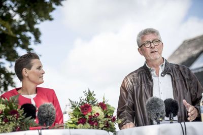Mads Claus Rasmussen/Ritzau Scanpix. SF-formand Pia Olsen Dyhr og politisk ordfører Karsten Hønge ved et pressemøde i august sidste år. Karsten Hønge valgte mandag at opgive et mandat i EU-Parlamentet, som vælgerne gav ham ved valget søndag. (arkivfoto)