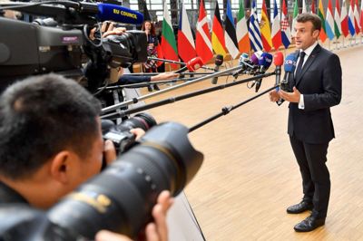 Emmanuel Dunand/Ritzau Scanpix. Den franske præsident Emmanuel Macron møder pressen ved sin ankomst til tirsdagens topmøde i Bruxelles. Her nævner han Vestager blandt tre foretrukne kandidater til posten som kommissionsformand.