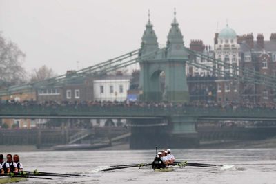 Peter Cziborra/Reuters. I Themsen - som løber gennem London, og som ellers regnes for en af Europas reneste floder - er der blevet fundet fem forskellige typer antibiotika. Hundredvis af floder og vandløb over hele verden er forurenet af antibiotika. Det viser den hidtil mest omfattende undersøgelse af problemet. (Arkivfoto)