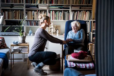 Ida Marie Odgaard/Ritzau Scanpix. FOA's medlemmer, såsom sosu-assistenterne, og Djøf-medlemmerne beder politikerne om at fjerne foden fra reformspeederen og med at holde op med at spare på forskellige dele af den offentlige sektor. (Arkivfoto)