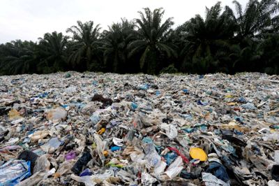 Lai Seng Sin/Reuters. Genbrugsfabrikkerne i Malaysia kan ikke følge med den mængde af plastik, der kommer, og derfor ligger det bare og flyder.