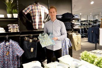 Jesper Ravn fra Tøjeksperten i Ikast satser på det gode vejr med lækkert sommertøj på hylderne. Foto: Laila Kempel