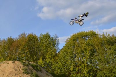 To lokale kørere Alex Porsing fra Videbæk og Kevin Rahbek, Bording, er ikke bange for hverken højde eller fart. De udfordrer den indre fartdjævel og udfører de drabeligste stunts på motocrosscykler. ?Foto: Laila Kempel