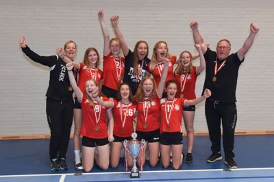 U16-pigerne fra Ikast KFUM jubler, efter at holdet i Middelfart sikrede sig DM-guldet efter en fornem turnering. ?Foto: Erik Kreuzfeldt
