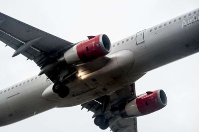 Mads Claus Rasmussen/Ritzau Scanpix. Foruden arbejdet for en europæisk flyafgift vil Socialdemokratiet stille krav om, at alle fly, der letter fra danske lufthavne, skal flyve på minimum 15 procent bæredygtigt brændstof i 2030.
