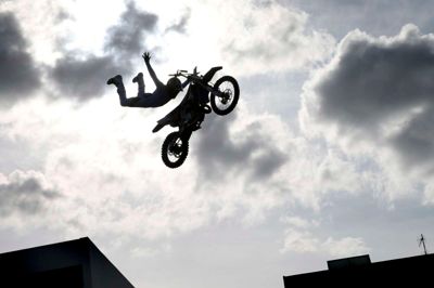Flyvende motocrossere, grillpølser, fadøl, gratis elastikhop og mange handelsboder, var blandt ingredienserne, da Vores Ikast holdt havefest. ?Foto: Flemming Hansen