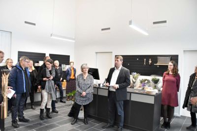 På borgmester Ib Lauritsens (V) højre side ses direktøren for Blindes Arbejde, Kristin Espedal, mens nu tidligere butikschef Kirsten Kjer falkum ses på borgmesterens anden side. ??Foto: Mikkel Korsgaard Christensen