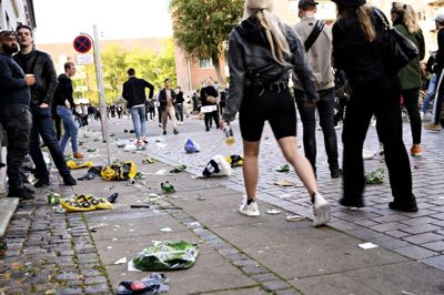 Philip Davali/Ritzau Scanpix. I alt er indsamlet 56 ton affald efter de to dage med gadefester på Nørrebro og Vesterbro. Det er nogenlunde samme omfang som tidligere år. Onsdag foregik festerne på Nørrebro, hvilket kastede omkring 28 ton affald af sig, mens det torsdag på Vesterbro har udmøntet sig i cirka 26 ton affald.