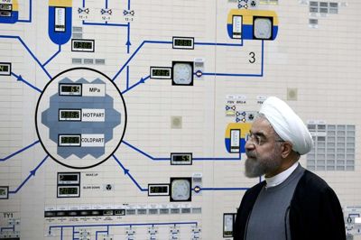Handout/Ritzau Scanpix. Irans præsident, Hassan Rouhani, på besøg i kontrolrummet på Bushehr-atomanlægget. (Arkivfoto)