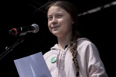 Claus Bech/Ritzau Scanpix. Den svenske klimaaktivist Greta Thunberg, der her er fotograferet under sin tale ved Folkets Klimamarch i København i lørdags, lader gymnasiet vente til fordel for klimakampen.