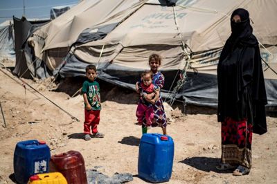 Delil Souleiman/Ritzau Scanpix. Internt fordrevne syriske flygtninge i al-Hol lejren i den nordlige del af Syrien. Tyskland vil nu hente børn af IS-forældre hjem fra Syrien, rapporterer tv-stationen NDR og WDR samt avisen Süddeutsche Zeitung. (Arkivfoto)