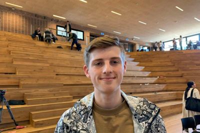 Dennis Kristensen, 18 år:
- Selvfølgelig fylder klimapolitikken rigtig meget, og jeg vil gerne, at vi alle bliver mere bæredygtige. Men jeg mener også, at vi bør have mere samarbejde på EU-plan, så vi ikke bare ender som en lille dråbe i havet. Det er vigtigt, at vi alle løfter i flok og sammen tager et ansvar. ??Foto: Mikkel Korsgaard Christensen