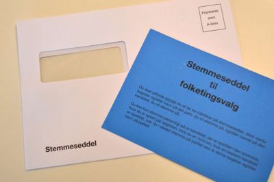 Når man brevstemmer, kommer stemmesedlen i den blå konvolut, der sammen med et følgebrev lægges i den hvide kuvert. De bliver sammen, indtil valgstedet lukkes og skilles først ad, når valghandlingen er afsluttet. Foto: Laila Kempel