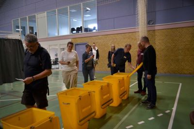 De første fremmødte vælgere i Engesvang blev bedt om at tjekke, at valgurnerne var tomme, inden de blev låst af, og valghandlingen kunne gå i gang. ?Foto: Laila Kempel
