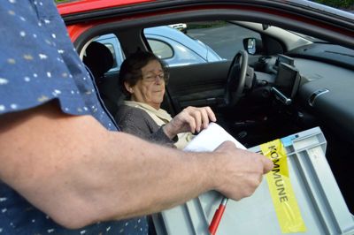 Jenny Dalgaard havde svært ved at gå ind til valglokalet i Engesvang Hallen og stemte derfor fra passagersædet i parrets røde Citroën. ?Foto: laila Kempel