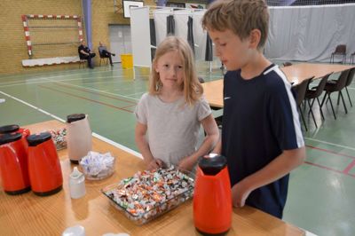 Oliver og Nynne Knappe var med til valg i Engesvang hallen. De kunne ikke stemme, men til gengæld vælge, hvilken farve karamellerne skulle have. ?Foto: Laila Kempel