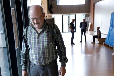 Magnus Larsen var taget af sted i træsko - som han pænt stillede ved indgangen.? Foto: Henrik Ole Jensen