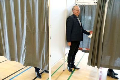 Han kan fortsat smile, selv om det langt fra blev til en plads i Folketinget for Ikast-politikeren Gert Bækgaard (V). Naturligvis gjorde han sin borgerpligt på dagen, og han havde håbet, at der kom flere lokale kandidater på Christiansborg.