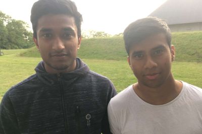 Juvan Ponniah (tv.) kom løbende til Sportscenter Ikast 19.58 for at stemme. Til højre er det vennen Jananan Perrananthasivan. Foto: Jacob Hove