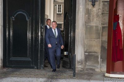 Martin Sylvest/Ritzau Scanpix. Statsminister Lars Løkke Rasmussen har været på Amalienborg Slot, hvor han har meddelt dronningen, at regeringen tager afsked.