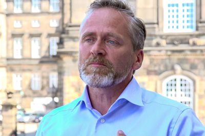 Ida Marie Odgaard/Ritzau Scanpix. Liberal Alliances leder og partistifter Anders Samuelsen holder pressemøde på Christiansborg, hvor han annoncerer, at han træder tilbage.