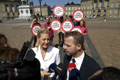 Thomas Sjørup/Ritzau Scanpix. Sofie Carsten Nielsen og Morten Østergaard (R) ankommer til Amalienborg Slot for at informere dronningen om ønsker til ny statsminister, og hvem der bør lede forhandlingerne om dannelsen af en ny regering.