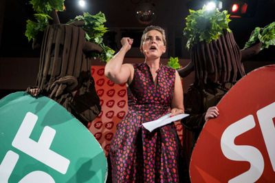 Martin Sylvest/Ritzau Scanpix. Formand Pia Olsen Dyhr (SF) på scenen ved valgfesten hos SF onsdag aften. Partiet får den folketingsgruppe med den største andel af kvinder.