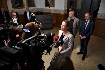 Mads Claus Rasmussen/Ritzau Scanpix. Mette Frederiksen, Henrik Sass Larsen og Nicolai Wammen ankommer til lokalerne på Christiansborg, hvor de første regeringsforhandlinger skal foregå fredag.