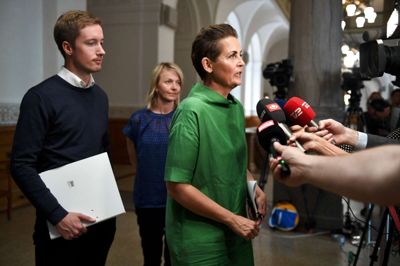 Mads Claus Rasmussen/Ritzau Scanpix. Pia Olsen Dyhr og Jacob Mark ankommer til lokalet på Christiansborg hvor regeringsforhandlingerne går i gang fredag.