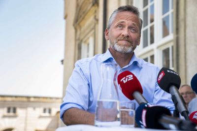 Martin Sylvest/Ritzau Scanpix. Anders Samuelsen (LA) er en af de i alt 52 folketingspolitikere, der ikke fik genvalg efter onsdagens valg. De 52 ekspolitikere kan i alt fordele 70 millioner kroner mellem sig i eftervederlag de næste to år.