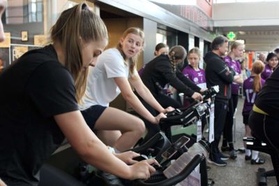 Herning-Ikast Håndbold holdt spinning grand prix for at samle penge ind til klubben. Foto: Privatfoto