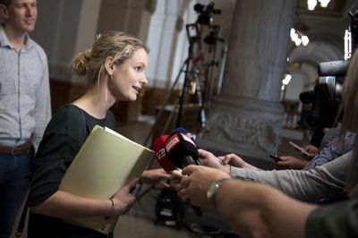 Thomas Sjørup/Ritzau Scanpix. Begge vil have flere pædagoger i børnehaverne. Men Enhedslistens politiske ordfører, Pernille Skipper, er uenig med De Radikales politiske leder, Morten Østergaard, når det handler om, hvor pengene skal komme fra.