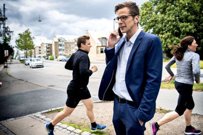 Nils Meilvang/Ritzau Scanpix. Alex Vanopslagh, giver et telefoninterview foran sin bopæl, efter at han søndag blev valgt som Liberal Alliances politiske leder. Han har før været formand for Liberal Alliances Ungdom.