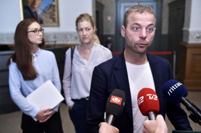 Mads Claus Rasmussen/Ritzau Scanpix. Morten Østergaard (R) forlader forhandlingerne med Socialdemokratiets formand Mette Frederiksen tirsdag. Her har de to partiledere diskuteret udlændingepolitik.
