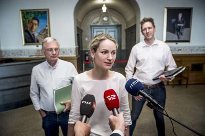 Mads Claus Rasmussen/Ritzau Scanpix. Pernille Skipper og Rune Lund ankommer til regeringsforhandlinger på Christiansborg tirsdag. Her var udlændingepolitikken på dagsordenen. Det er et af de emner, som skiller partierne i rød blok mest.