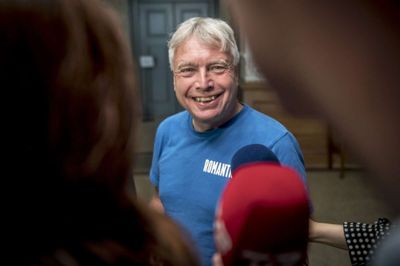 Mads Claus Rasmussen/Ritzau Scanpix. Uffe Elbæk fra Alternativet er klar til at byde ind med sine mandater i Folketinget, hvis der kan findes fodslag med Mette Frederiksen og Socialdemokratiet.