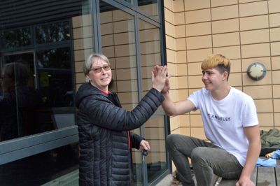 Der var highfive fra Eva A. Damsgaard, der var yderst tilfreds med det arbejde, rumænske Alexandru Avrum Jonut samme med klassekammeraterne havde udført på hendes bil.