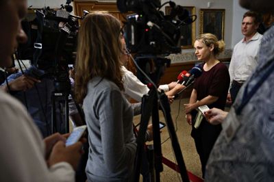 Pernille Skipper og Rune Lund fra Enhedslisten ankommer til regeringsforhandlingerne med Socialdemokratiet på Christiansborg.