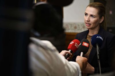 Mette Frederiksen ankommer til regeringsforhandlinger. De bliver de sidste foreløbigt, da Folkemødet kommer i vejen