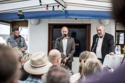 Debat mellem Joachim B. Olsen (LA) og erhvervsmanden Lars Seier Christensen på Liberal Alliances båd i Allinge Havn i 2017. Nu er der ikke penge til båden længere.