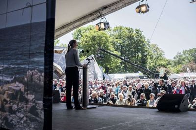 Folkemødet betyder, at Socialdemokratiet og Mette Frederiksen har udskudt regeringsforhandlingerne. Her taler hun ved Folkemødet i 2017.